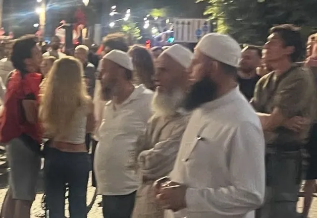 FOTOLAJM/ Të shoqëruar nga besimtarë, një grup hoxhallarësh shfaqen çdo ditë në protestë