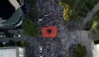 FOTO+VIDEO/ Protestuesit mblidhen në ditën e 35-të para Kryeministrisë! Ja sa ishte pjesëmarrja në orën 19:35