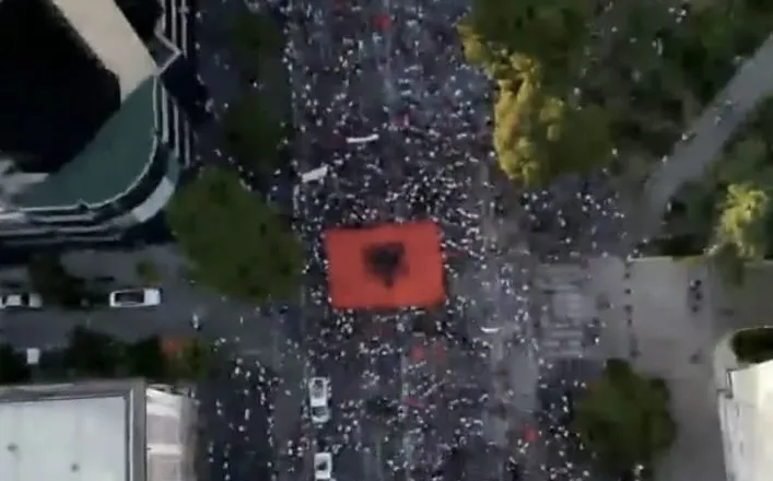 FOTO+VIDEO/ Protestuesit mblidhen në ditën e 35-të para Kryeministrisë! Ja sa ishte pjesëmarrja në orën 19:35