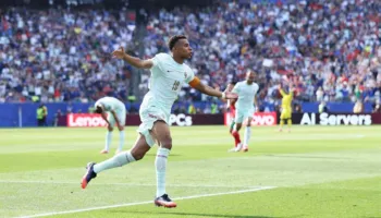 Franca e zgjidh gjithçka në pjesën e dytë, mposht Marokun 2-0 dhe shkon në gjysmëfinale