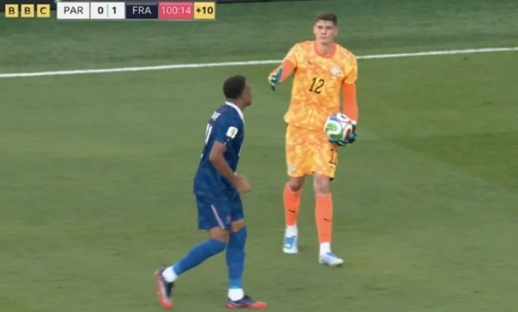 Franca mund Paraguayn dhe kalon më tej në Botëror, por sjellja e arbitrit i habiti të gjithë!