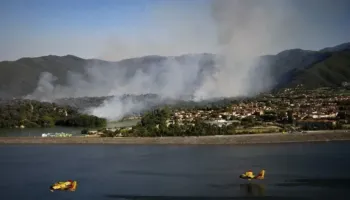 Franca përballet me zjarre me intensifikimin e valës së të nxehtit