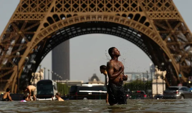 Francën/ Temperaturat e larta detyrojnë autoritetet të kufizojnë oraret për Kullën Eiffel, Luvrin dhe Muzeun Orsay