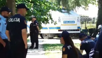 Frikë nga revolta! “Blindohet” Kuvendi me autobotë uji dhe forca të shumta policore, por aty nuk ka protestues
