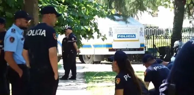 Frikë nga revolta! “Blindohet” Kuvendi me autobotë uji dhe forca të shumta policore, por aty nuk ka protestues
