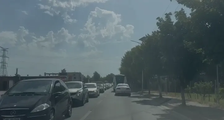 Fundjava sjell kaos në rrugë, bllokohet aksi Lezhë–Shëngjin nga fluksi i automjeteve