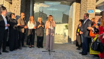 Galeria Kombëtare e Kosovës rihap dyert me ekspozitën “Jo gjithë njerëzit ekzistojnë në të tashmen e njëjtë” 