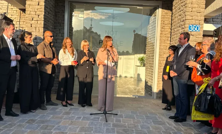 Galeria Kombëtare e Kosovës rihap dyert me ekspozitën “Jo gjithë njerëzit ekzistojnë në të tashmen e njëjtë” 