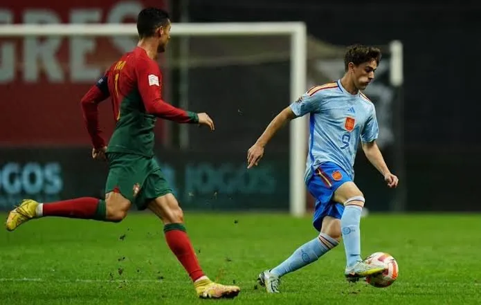 Gavi i del në mbrojtje Cristiano Ronaldos dhe ka një përgjigje për ata që kritikojnë portugezin