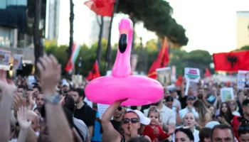 Gazeta spanjolle: Shqiptarët kërkojnë dorëheqjen e Ramës, 62-vjeçari bën veshin e shurdhër dhe sfidon BE-në