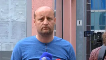Gazetari Elton Qyno denoncoi se u godit me celular, shpallet në kërkim bashkëshortja e Florenc Çapjas