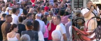 “Gjeni një psikiatër që ta vizitojë”/ ‘Shpërthen’ protestuesi:Rama një hajdut, është kryeministër i krimit dhe i drogës