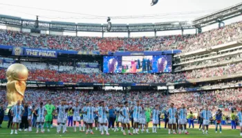 Gjesti i turpshëm i Argjentinës në momentin që futbollistët e Spanjën ngritën trofeun (video)