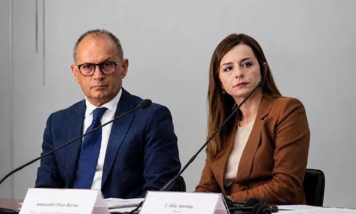 Gjykata Administrative rikthen në detyrë dekanen e Fakultetit të Drejtësisë, ishte pezulluar nga rektori Artan Hoxha
