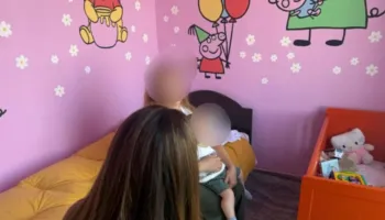 Gjykata e Tiranës urdhëron lirimin e menjëhershëm të nënës me foshnje