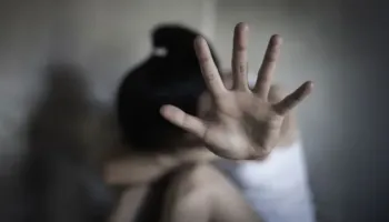 Goditet rrjeti ndërkombëtar i burrave që drogonin dhe abuzonin me gratë në Britani, 8 persona në prangat e policisë