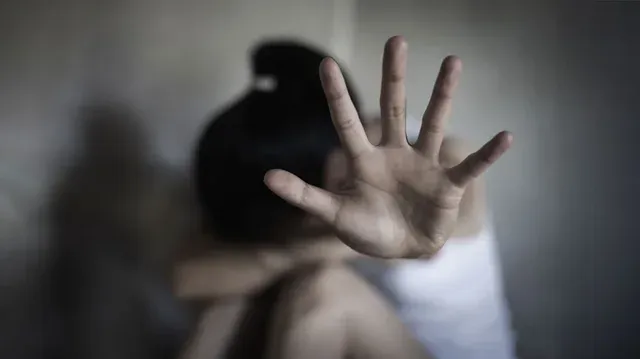 Goditet rrjeti ndërkombëtar i burrave që drogonin dhe abuzonin me gratë në Britani, 8 persona në prangat e policisë