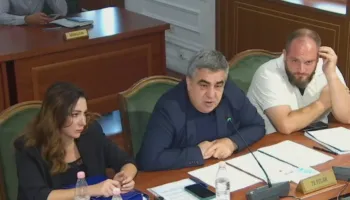 Gonxhja ofendon protestuesit: Tufë budallenjsh! Fatura 4.3 mln euro e koncertit u takon atyre