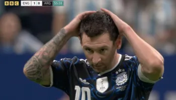 Gordoooooooooon! Zhbllokohet Angli-Argjentinë, aksion i jashtëzakonshëm i “Tre Luanëve” (video)