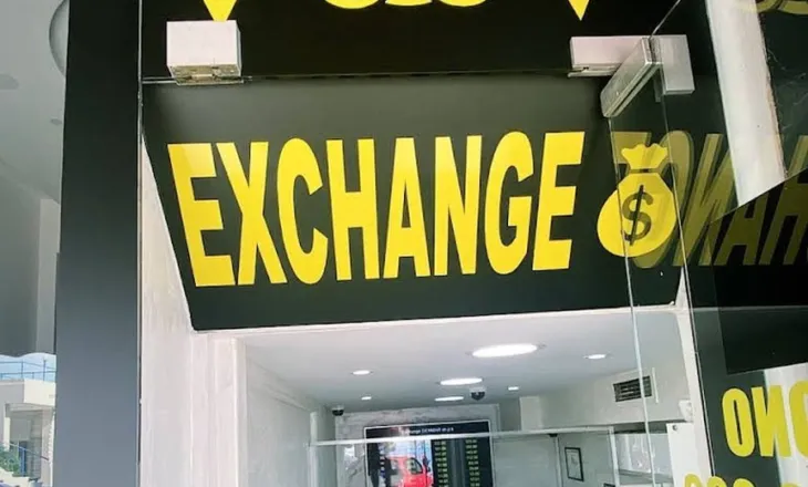 Grabitet “exchange” në Tiranë, punonjësja merr 5 mijë euro nga arka