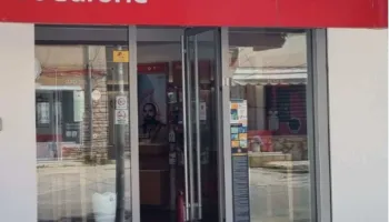 Grabitet pika e “Vodafone” në Durrës, i riu kërcënon punonjësen dhe merr paratë nga kasa