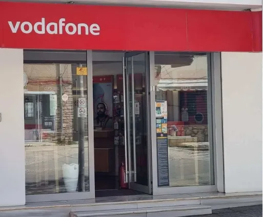 Grabitet pika e “Vodafone” në Durrës, i riu kërcënon punonjësen dhe merr paratë nga kasa