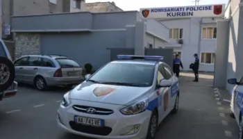 Grabitje me armë në Kurbin/ Pasi e qëlloi në këmbë, vjedhësi i merr makinën 22-vjeçarit