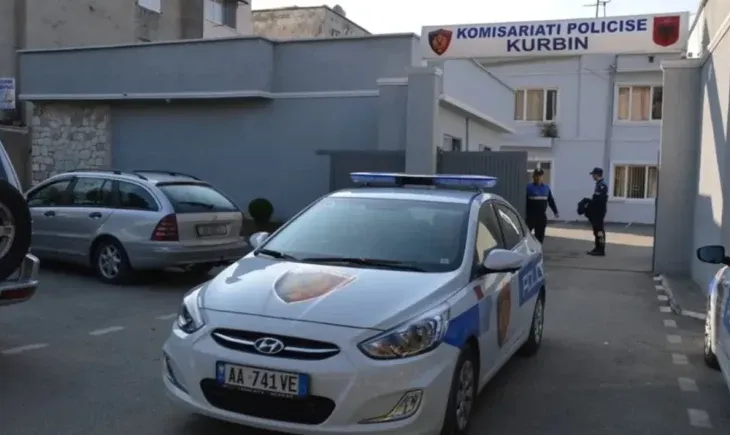Grabitje me armë në Kurbin/ Pasi e qëlloi në këmbë, vjedhësi i merr makinën 22-vjeçarit