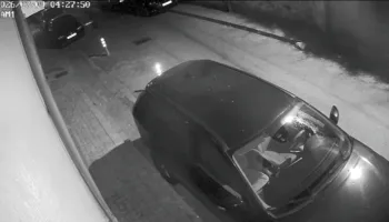 Grabitje në Durrës, autori futet në një makinë të hapur dhe largohet me sendet e pronarit