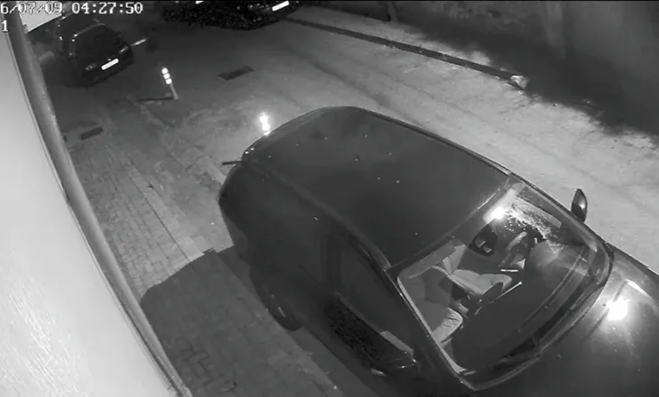 Grabitje në Durrës, autori futet në një makinë të hapur dhe largohet me sendet e pronarit
