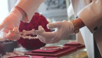 Grabitje spektakolare në muzeun Lalique në Francë, vidhen bizhuteri me vlerë 4 milionë euro