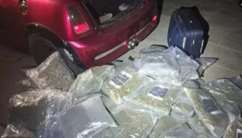 Greqi/ Transportuan 61 kilogramë lëndë narkotike me makinë, arrestohet një person, tjetri në arrati
