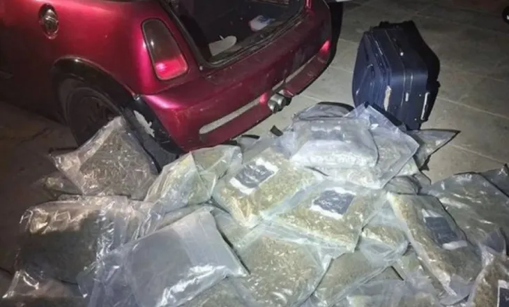 Greqi/ Transportuan 61 kilogramë lëndë narkotike me makinë, arrestohet një person, tjetri në arrati