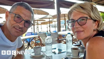 Gruaja heroike shpëton burrin nga thithja jashtë avionit të Ryanair: “Gjysma e trupit të tij ishte jashtë”