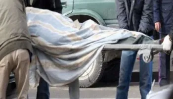 Gruaja vret burrin në bashkëpunim me të dashurin e saj, e inskenuan si pickim gjarpri