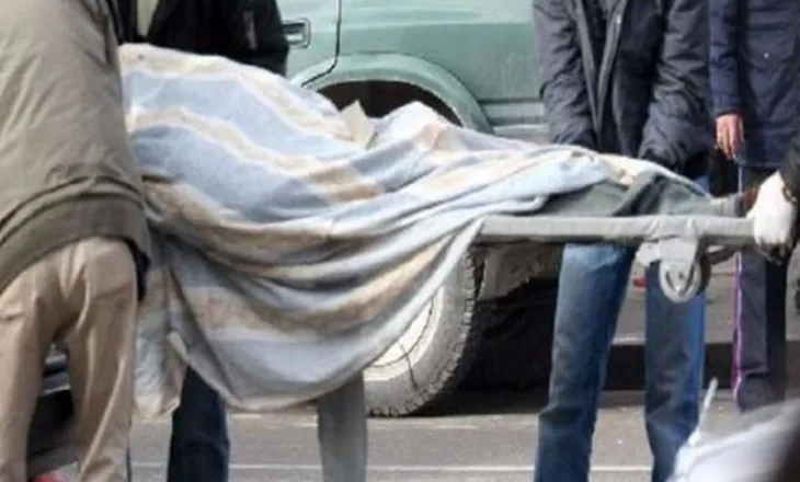 Gruaja vret burrin në bashkëpunim me të dashurin e saj, e inskenuan si pickim gjarpri
