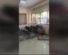 Gurë e xhama kudo, dritare e rënë në tokë dhe derë e shqyer/ Pamje nga brenda Komisariatit nr.3 në Tiranë