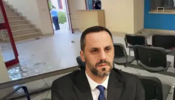 Gurë e xhama kudo, Lamallari ndan pamjet brenda Komisariatit nr3: Revolucionarë delirantë