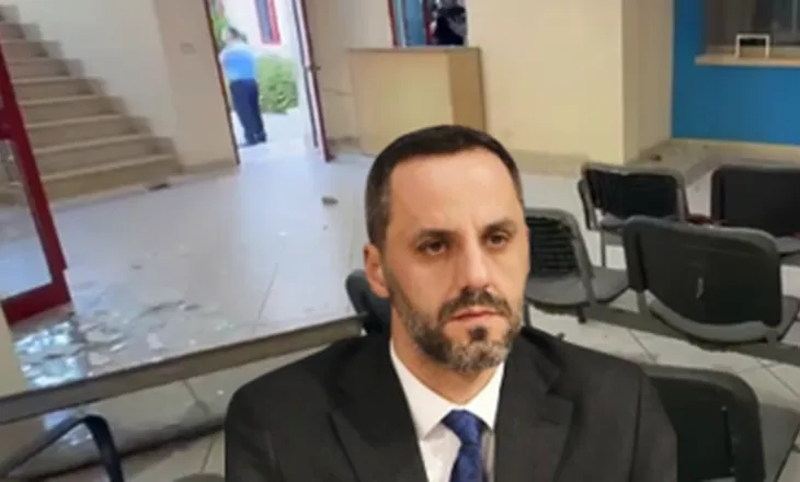Gurë e xhama kudo, Lamallari ndan pamjet brenda Komisariatit nr3: Revolucionarë delirantë
