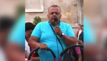 Habi dhe humor në protestë, qytetarët lënë mesazhet politike dhe nisin përshëndetjet për shoqërinë (VIDEO)