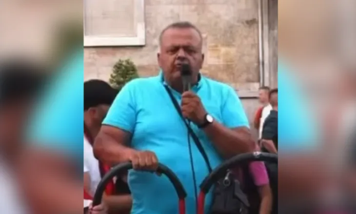 Habi dhe humor në protestë, qytetarët lënë mesazhet politike dhe nisin përshëndetjet për shoqërinë (VIDEO)