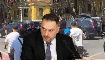 “Hajdut! Hajdut!”/ Protestuesit godasin me vezë makinën e ministrit të Mbrojtjes