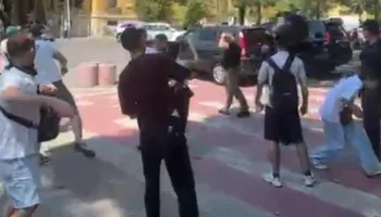 “Hajdut! Hajdut!”/ Protestuesit godasin me vezë makinën e ministrit