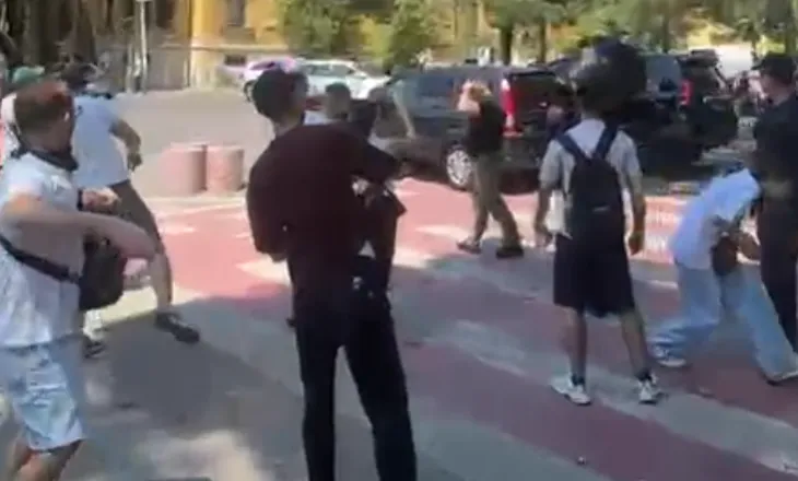 “Hajdut! Hajdut!”/ Protestuesit godasin me vezë makinën e ministrit