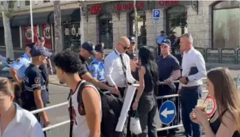 “Hapni rrugën”/ Policia  e fut parlamentin në “shtetrrethim” të plotë, qytetarët përplasen me efektivët