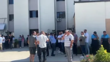 Harta e PS ‘shkrin’ 15 bashki/ Banorët në Klos, Patos dhe Selenicë kundër: Na largoni shërbimet, fshatrat do braktisen