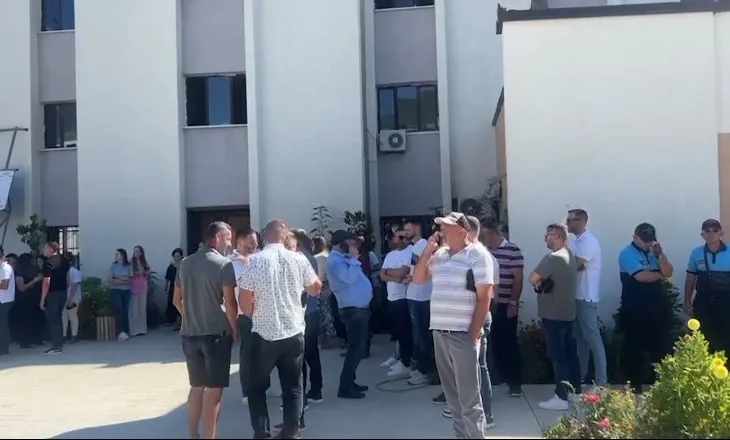Harta e PS ‘shkrin’ 15 bashki/ Banorët në Klos, Patos dhe Selenicë kundër: Na largoni shërbimet, fshatrat do braktisen