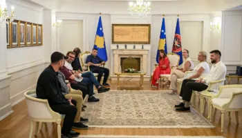 Haxhiu, dekoron grupin “Marigona” për kontributin në muzikën e Kosovës