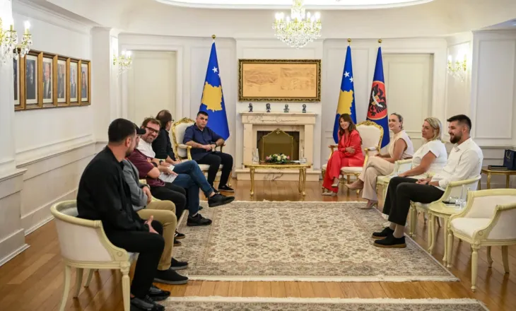 Haxhiu, dekoron grupin “Marigona” për kontributin në muzikën e Kosovës