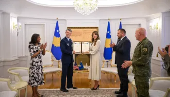 Haxhiu dekoron me Medaljen Presidenciale Ushtarake kolonelin A. J. Berg për kontributin në forcimin e partneritetit Kosovë–SHBA